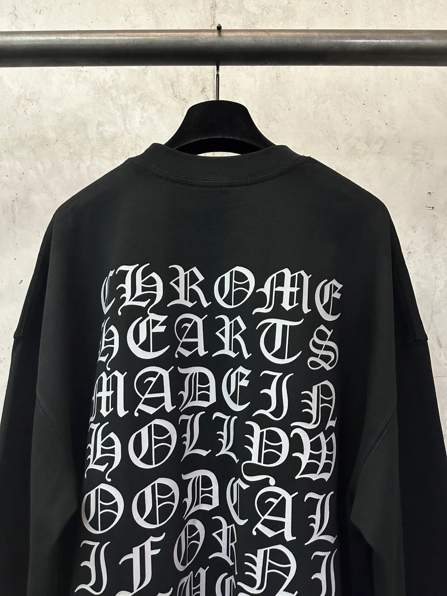 P300 Chrome Hearts 25ss classic Sanskrit gray letter round neck long-sleeved T-shirt. Fabric is high-definition, super heavyweight cotton, double yarn compact Xinjiang cotton. Weight: 320 grams. Clean cloth surface. Clear cloth texture. Tight feel. Stiff. High color fastness. No deformation. No discoloration. Customized hardware. Thread. Accessories. Matching. Same style for men and women. -Color: Black White -Size: XS S M L